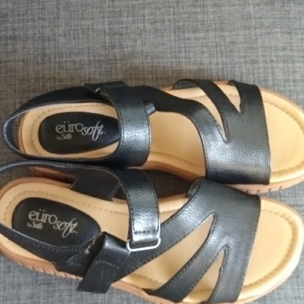 Sofft Black and Tan Platform Sandals with Ergonomic Sole - Picture 3 of 6